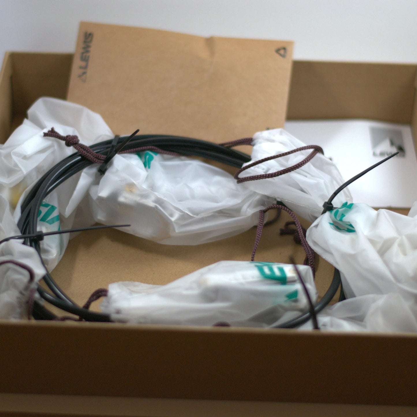 Lewis LHT Ultimate whats in the box